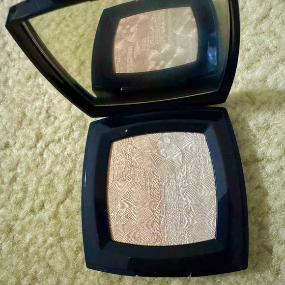 CHANEL Duo de Camélias Illuminating Powder - Picture 3 of 6